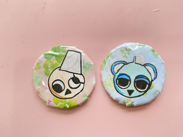 推しキャラクターの缶バッジ (2)