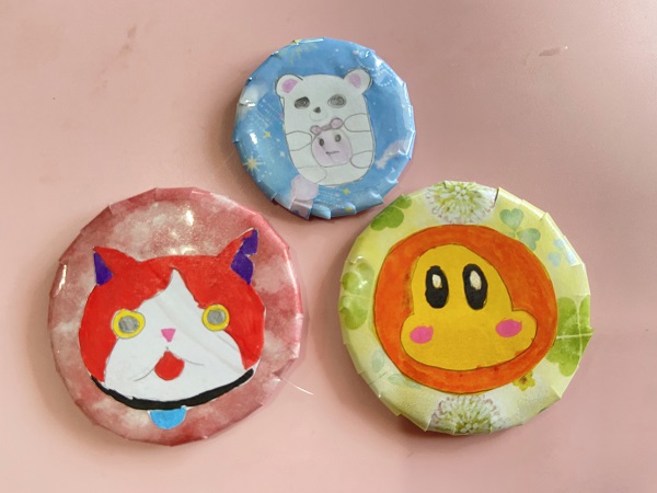 推しキャラクターの缶バッジ (11)